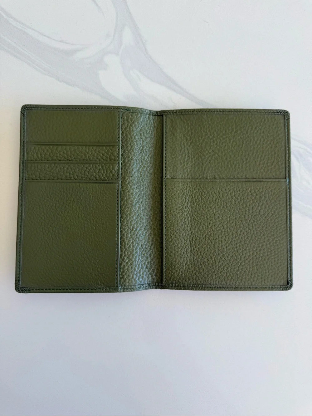Classic Men's NWOT Leather Card Key Passport Holder Wallet Olive Green